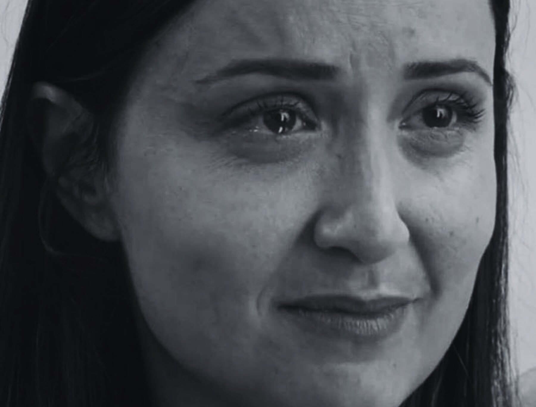 Personagem Ana, close no rosto emocionado, de Renascidos um novo coração