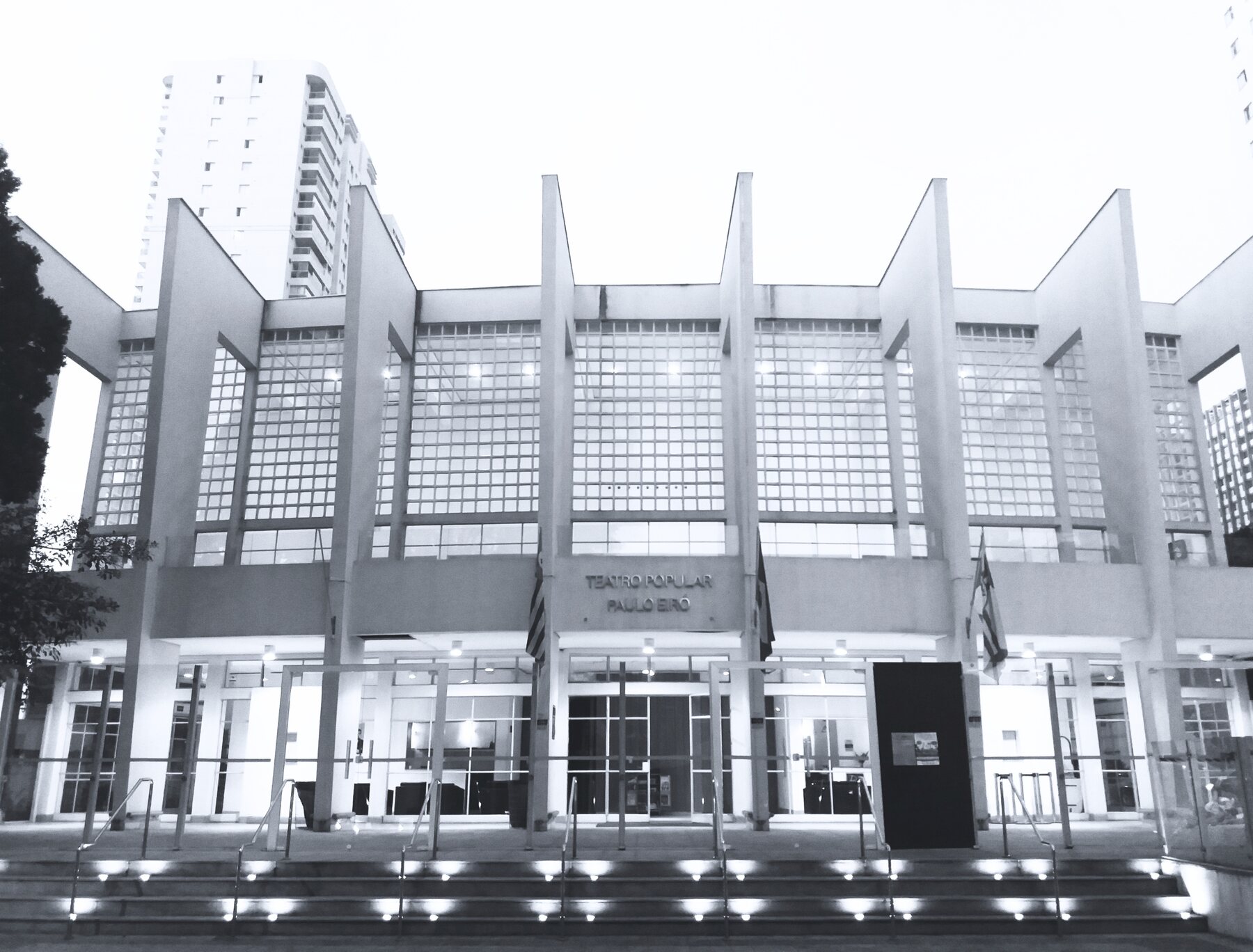 Fachada do Teatro Popular Paulo Eiró