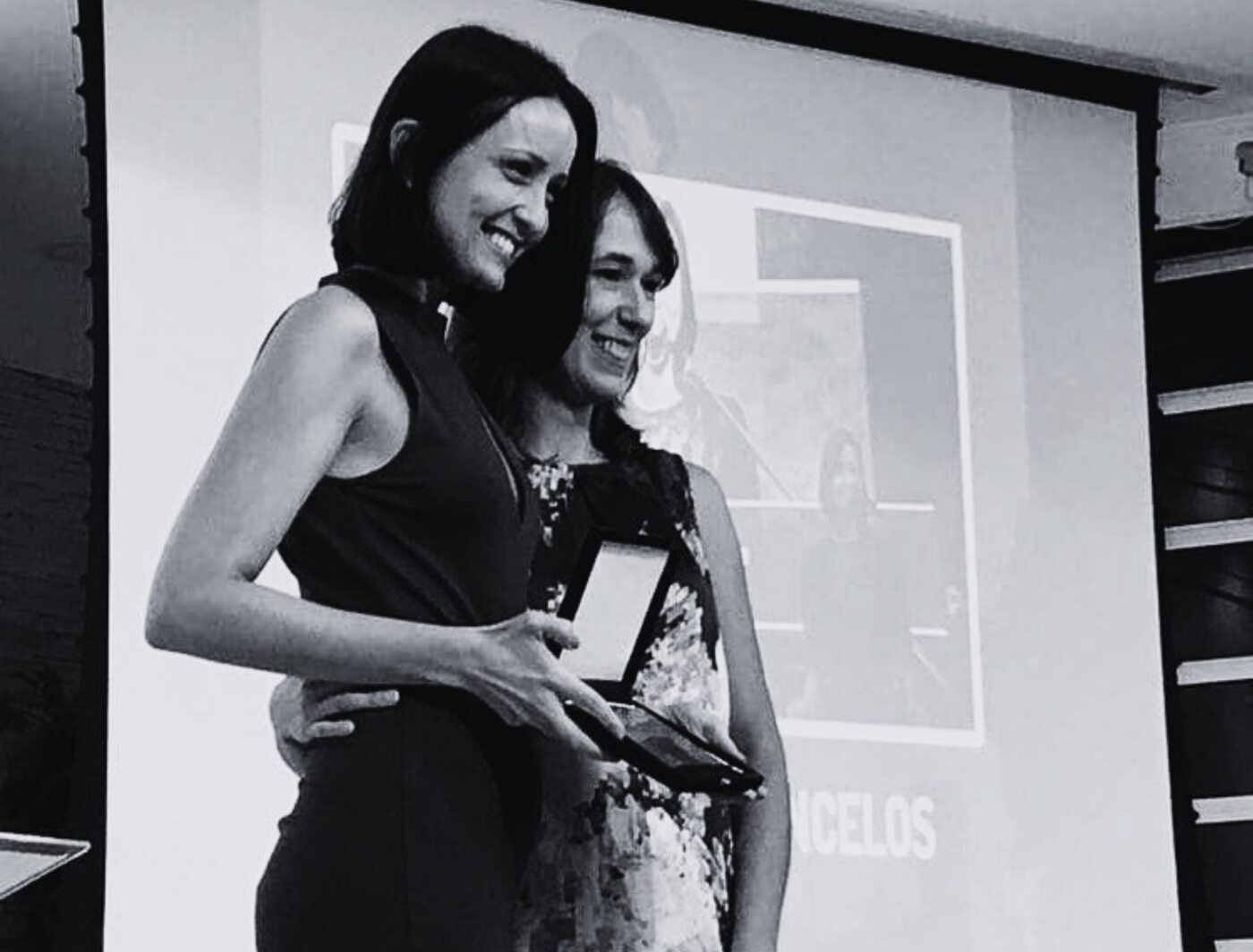 Recebendo o prêmio Empreendedora do Ano pelo trabalho na gestão do Teatro Paulo Eiró